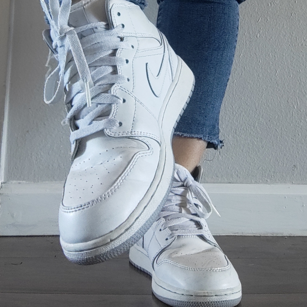 Nike Air Jordan Cream High-Tops - Picture 4 of 9